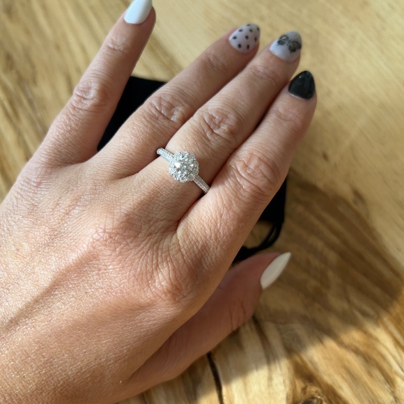 Moissanite Flower Halo Ring – 0.50 CTW, VVS1 D Color – 925 Silver size 7 - Picture 7 of 8